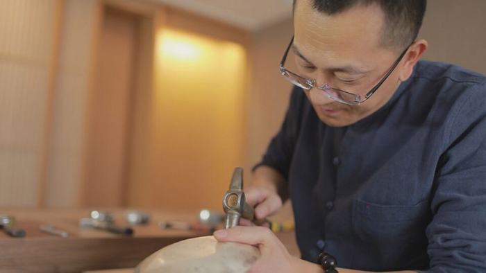 今天,记者来到了这家百年手工制作银器的银工坊"庆和堂",一起探访手工