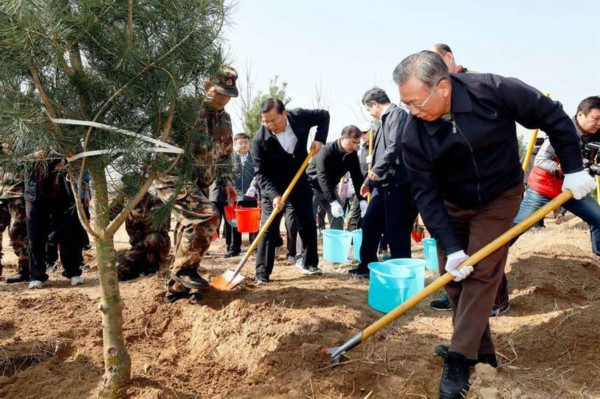 省长龚正,省政协主席付志方;空军济南基地司令员胡文昌,政委李家勤