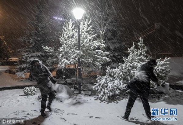 土耳其首都大雪纷飞 民众室外欢乐打雪仗