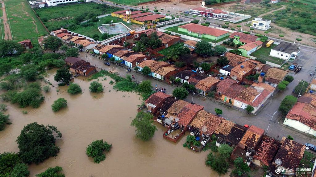 巴西迎来暴雨致大坝溢流 交通被切断城市成汪
