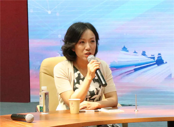 市政协委员,大众报业集团生活日报政教新闻部主任李丽发言.