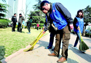 高新区千余干部职工走上街头大扫除捡烟蒂扫垃圾清理野广告
