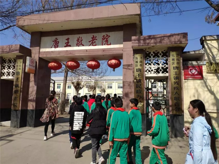 尊老敬老 传承美德—济南市历城区唐王镇中心小学学雷锋月活动