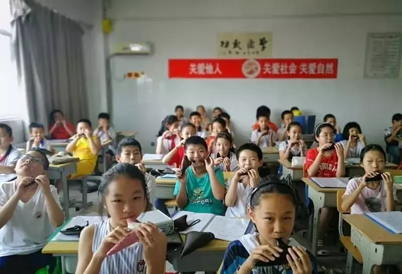 给孩子们提供了才艺展示的舞台,极大地激发了学生学习陶笛吹奏的热情