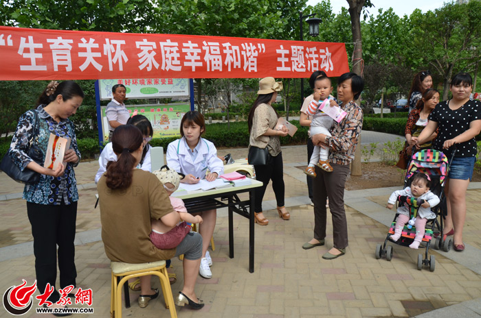 计生志愿者进社区 现场讲解计划生育法规