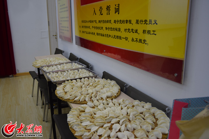 康成花园社区举办"康成冬至乐,暖心邻里节"包饺子活动