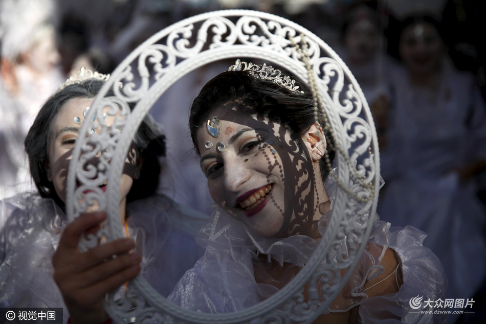 塞浦路斯举行狂欢节游行