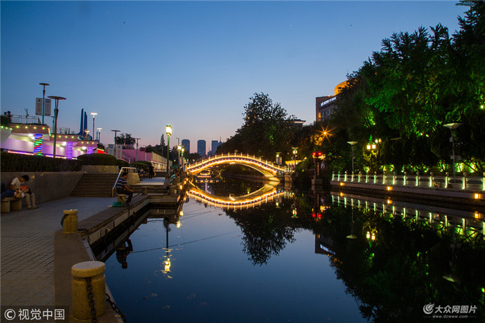 济南:实拍夜幕下的护城河 灯光璀璨倒影迷人