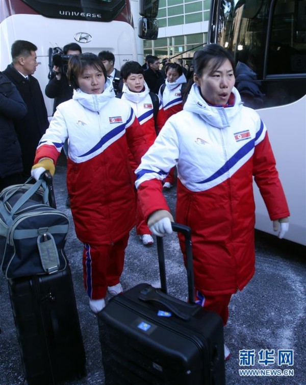 朝鲜女子冰球队抵韩