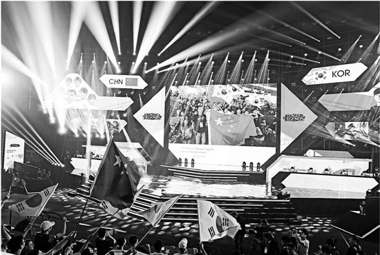 中国电竞初登亚运舞台就夺冠 颁奖典礼很有仪