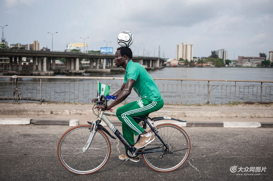 尼日利亚小伙头顶足球骑行 打破吉尼斯世界纪