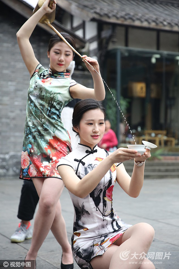 成都旗袍美女拜师茶艺大师当街舞长壶吸睛