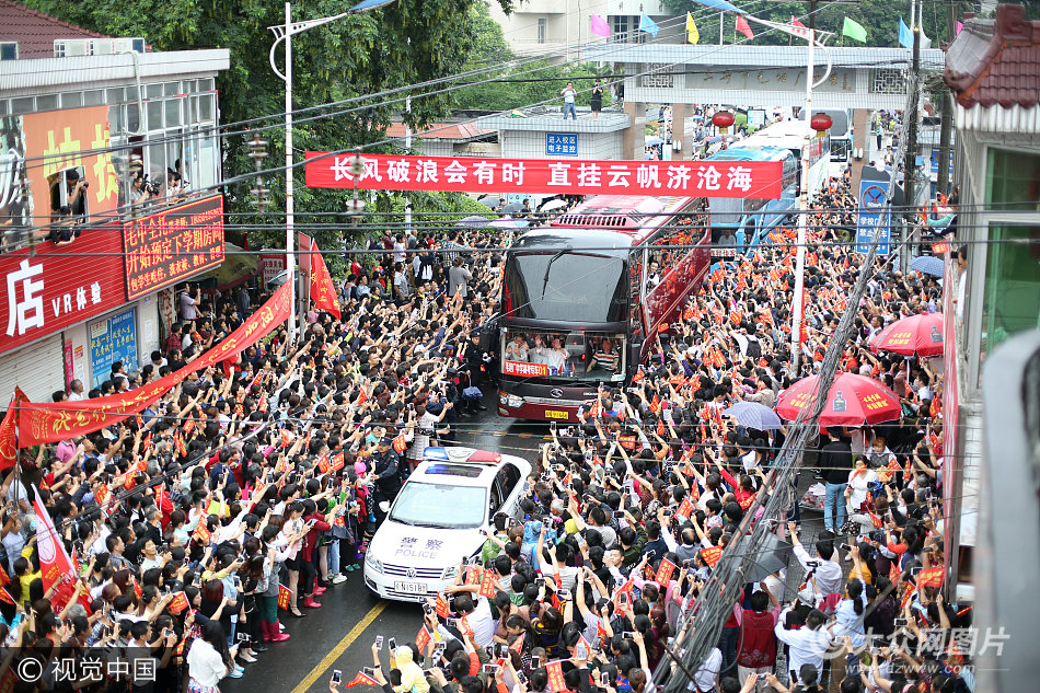 安徽"高考工厂"毛坦厂中学万人雨中送考 场面壮观