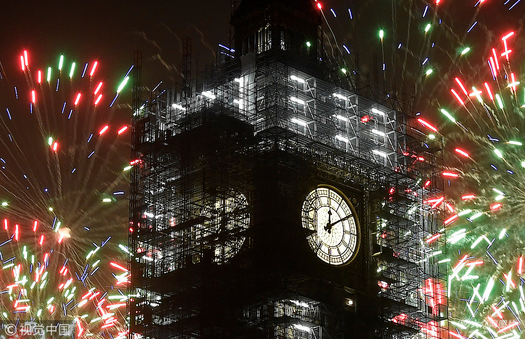 英国上演跨年夜烟花表演 大本钟迎来新年重回