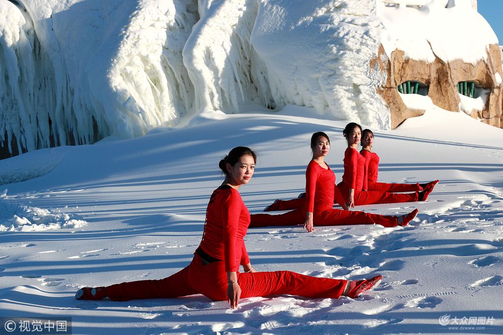 河南洛阳:小姐姐们雪地练习瑜伽一字马 似红梅