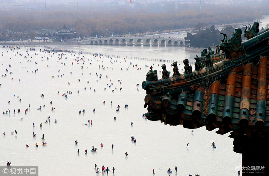北京:颐和园昆明湖冰场游人如织
