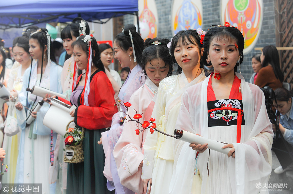 首届武汉昙华林花朝节启幕 汉服美女古礼交友