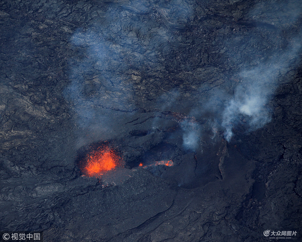 夏威夷火山持续喷发 航拍熔岩吞噬土地逼近住