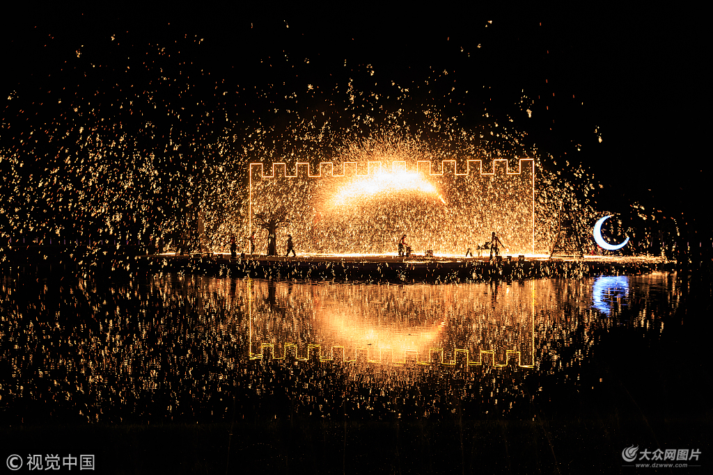 非物质文化遗产打铁花亮相北京世界公园