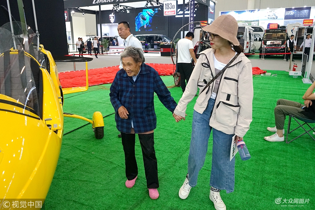 武汉26岁美女带78岁奶奶逛车展 全程牵手陪伴