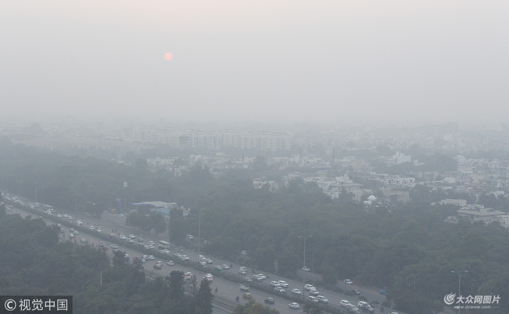 印度多地空气污染严重 市民在雾霾中晨跑