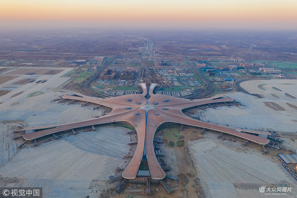 探访北京大兴国际机场 俯瞰造型梦幻似凤凰展