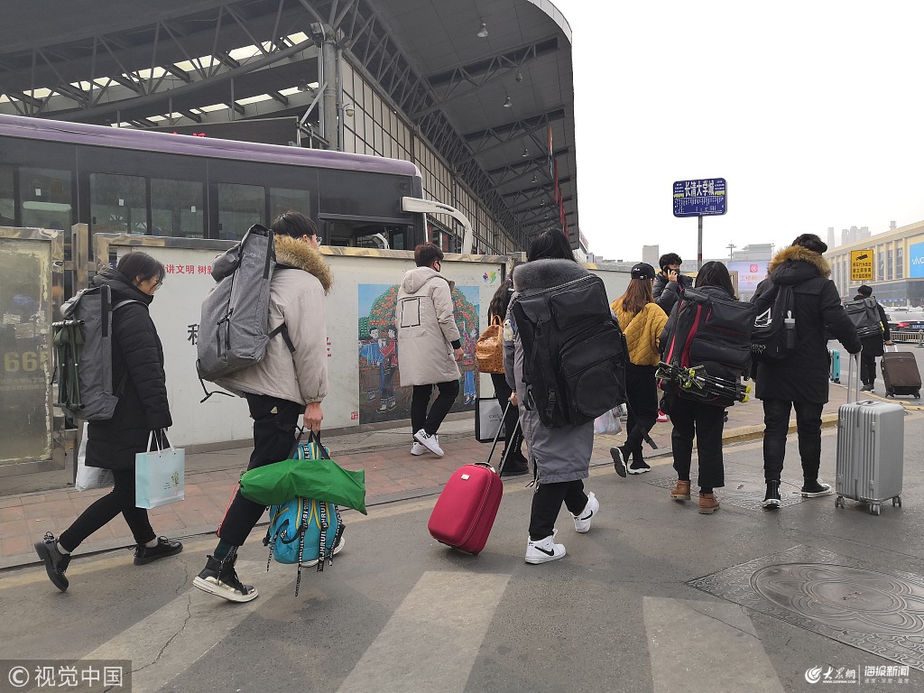 济南:山东艺考大幕将拉开大幕 考生背画板火车