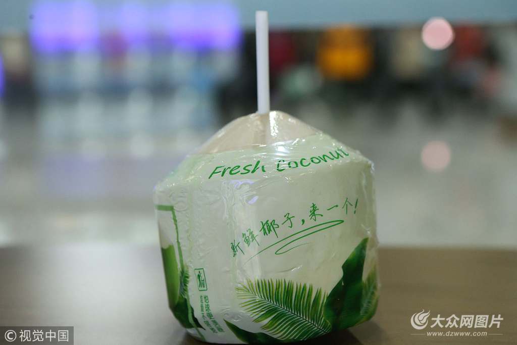 上海地铁站现自助椰子售卖机 15元一个还能打
