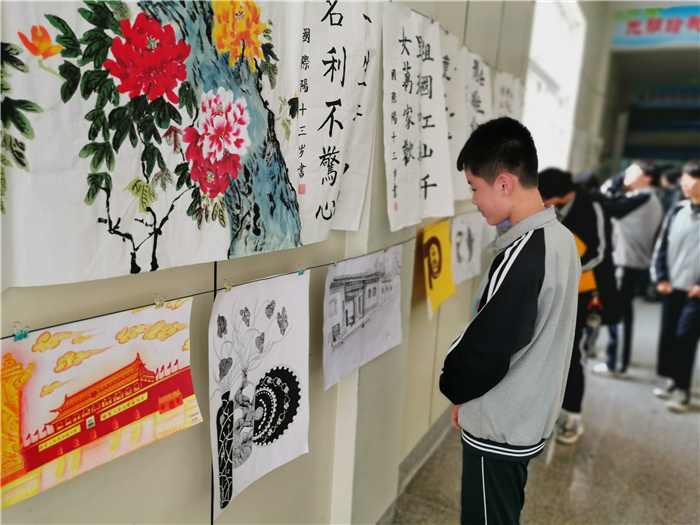 长清区乐天中学举办"携手并进 筑梦同行"书画展