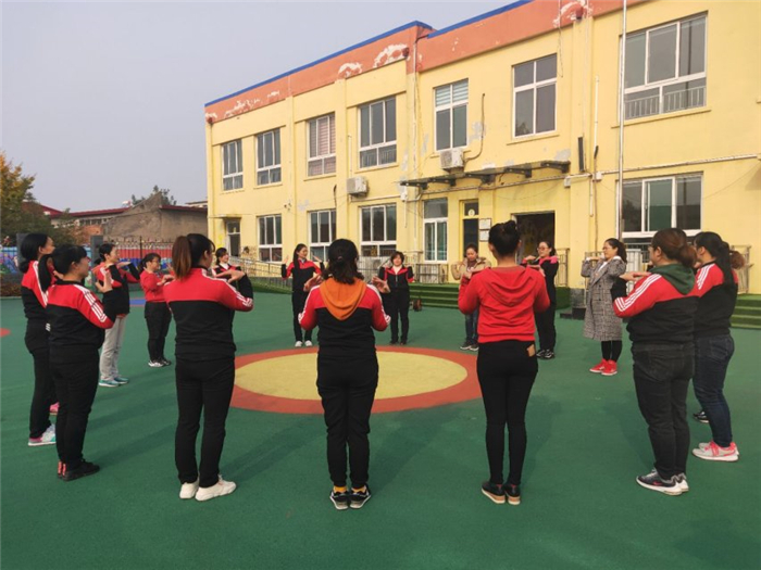 半岛棋牌·(中国)官方网站张夏中心幼儿园举行“奥尔夫音乐体验活动”专题培训(图1)