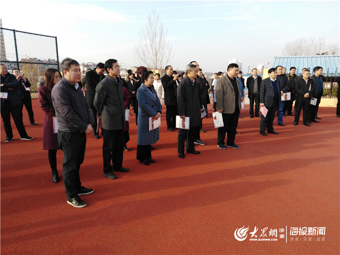 苏有建陪同并汇报区内学校操场建设情况,汶源街道党工委书记崔玉玲,党