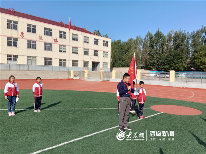 钢城区铁车中学举办"红领巾心向党"建队活动