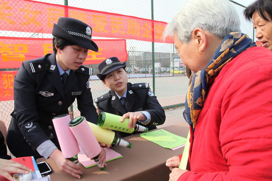 济南女警花的别样三八节向群众普法