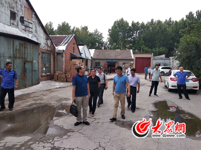 为贯彻落实区城市综合管理委员会全体会议的要求,深入了解街道在城市管理方面存在的难题,8月16日上午,槐荫区城管局马宗辉局长一行到中大槐树街道调研指导工作。 马宗辉局长一行先后查看了鑫苑城市之家南侧停车场的施工建设进度和环卫工公寓选址情况。 在座谈会上,郭凯书记首先对区城管局长期以来对中大槐树街道的指导与帮助表示感谢。随后,蔚娟主任就街道城市管理工作情况、存在薄弱环节以及下一步工作重点做详细汇报。接着,与会人员就辖区城市管理工作中的具体问题进行了深入交流与讨论。马宗辉局长充分肯定了街道在