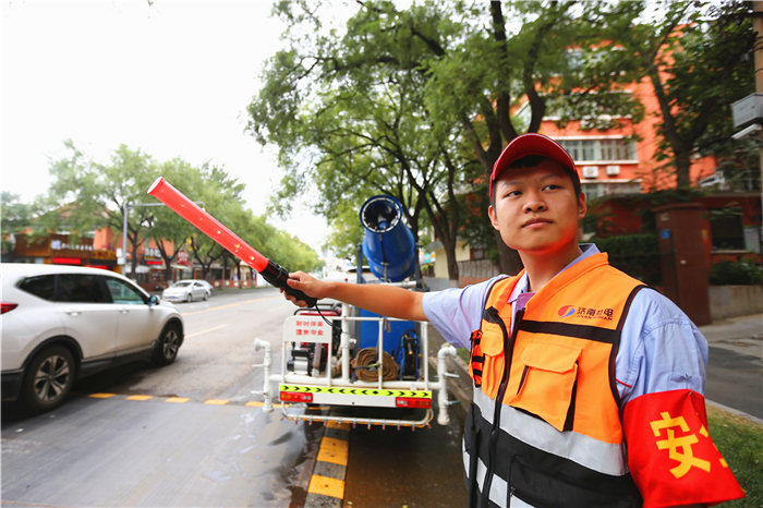 镜头八:文明疏导 定期清洒