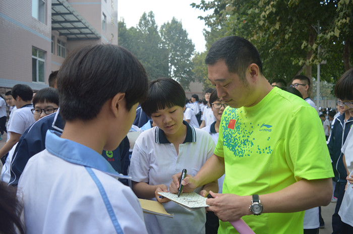 王淼 许广平 张海光 记者 王亚男)9月18日早上,历城二中举行"铭记历史