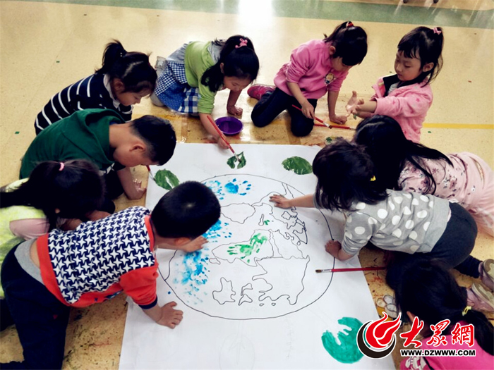 在老师的带领下,小朋友们走进小区打扫垃圾 中班的孩子们开展了地球妈妈,我们共同的家园美工活动,幼儿用一双双小手,在地球妈妈的身上印染上五彩斑斓的印记 大众网济南4月21日讯(通讯员 毕晓雯)地球是生命的摇篮、万物的母亲、人类的家园。在4.22世界地球日来临之际,为了让幼儿从小珍爱地球,树立环保意识。4月21日,历下区紫苑幼儿园开展了《我为地球妈妈添抹绿》,世界地球日主题活动。 紫苑幼儿园结合这一环境节日,开展了系列主题教育活动。小、大班开展了我帮垃圾找个家活动:老师带领幼儿来到小