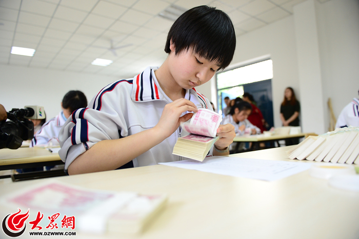 学生各显身手展技能 济南商贸学校职业活动周