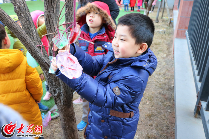 剪窗花、挂灯笼、冻冰花,万科幼儿园萌娃感受