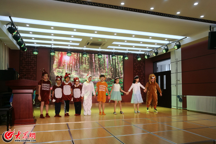 景山小学举行第一届英语节英语课本剧展演活动
