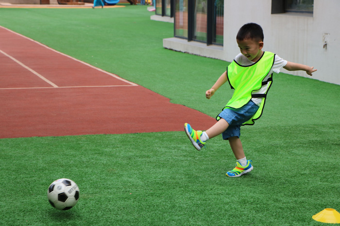 万科幼儿园开展趣味足球活动