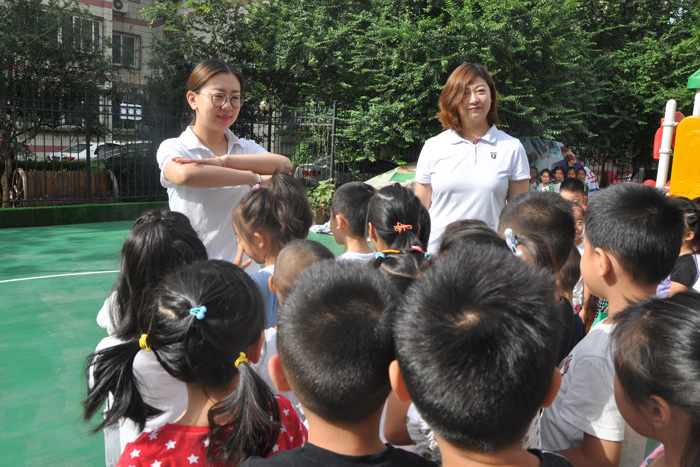 共享职业幸福感 历东花园幼儿园看着教师节温