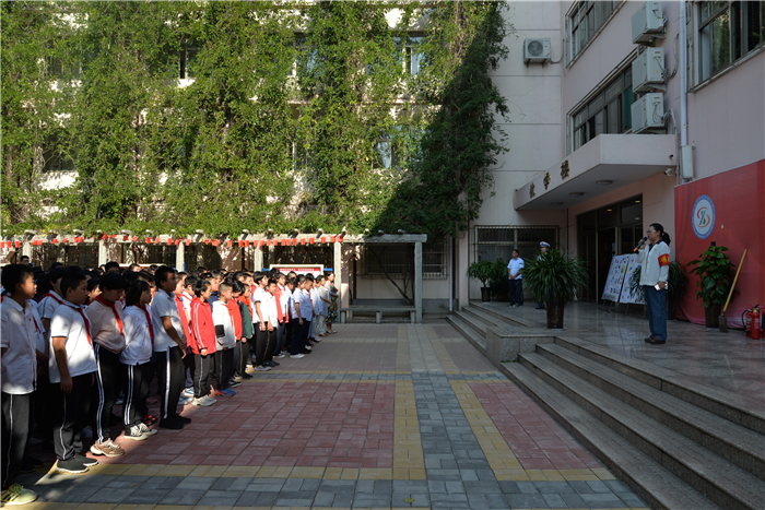 山东省实验初级中学进行消防安全紧急疏散演练活动