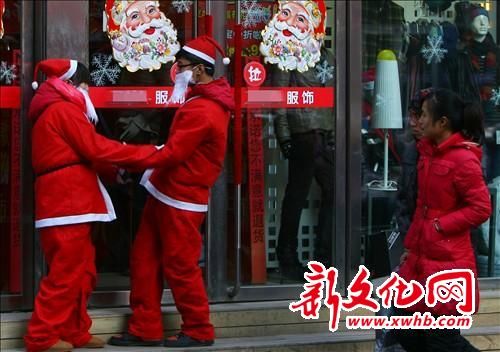 中国人在街上外国人在家里 圣诞节怎么过才地