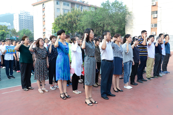 校长陆锋新学期寄语   9月1日清晨,济南燕山学校中学