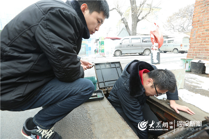 吴天翔与同事检查水表
