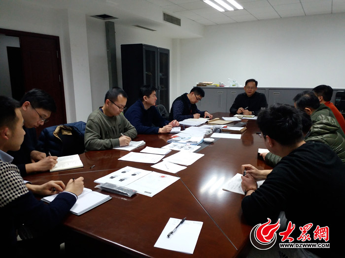 济南铁路运输检察院反贪局的检察官正在开会研究案件