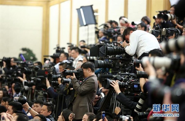 十九届中共中央政治局常委在北京人民大会堂同采访十九大的中外记者