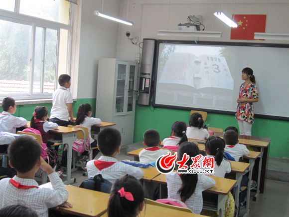 济南市花园小学迎来开学第一课学生为母校送祝福