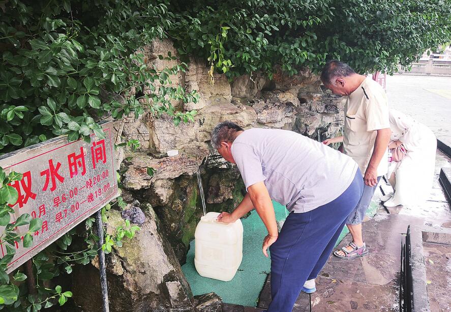 市民在黑虎泉取水点接水(本报记者 张一 摄)